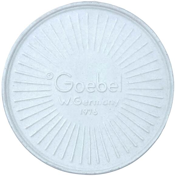 Merry Wanderer Hummel 4" Bisque Plaque - 1976 Goebel Collectors Club Member - Picture 3 of 3